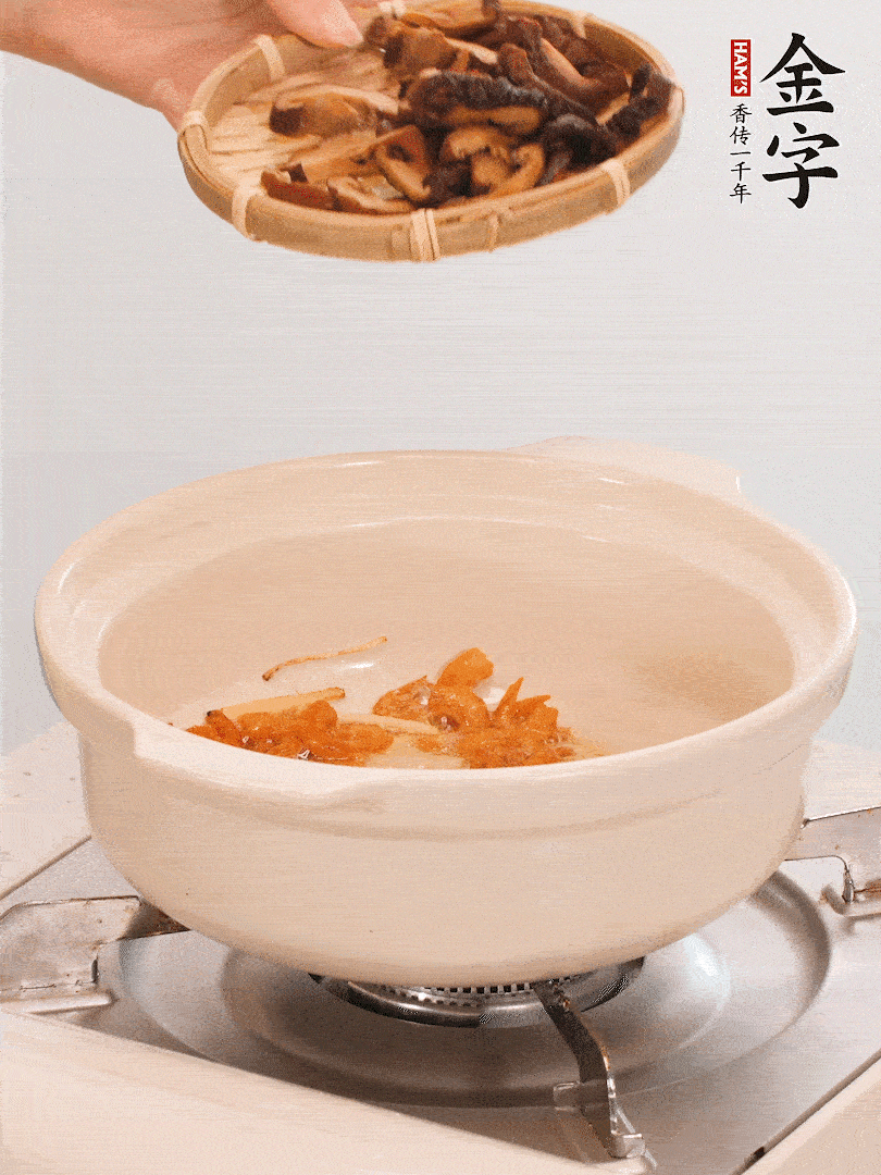 砂鍋倒入少許油，放入姜絲、海米小火煸香；再放入香腸、南瓜、干香菇一起翻炒2分鐘。