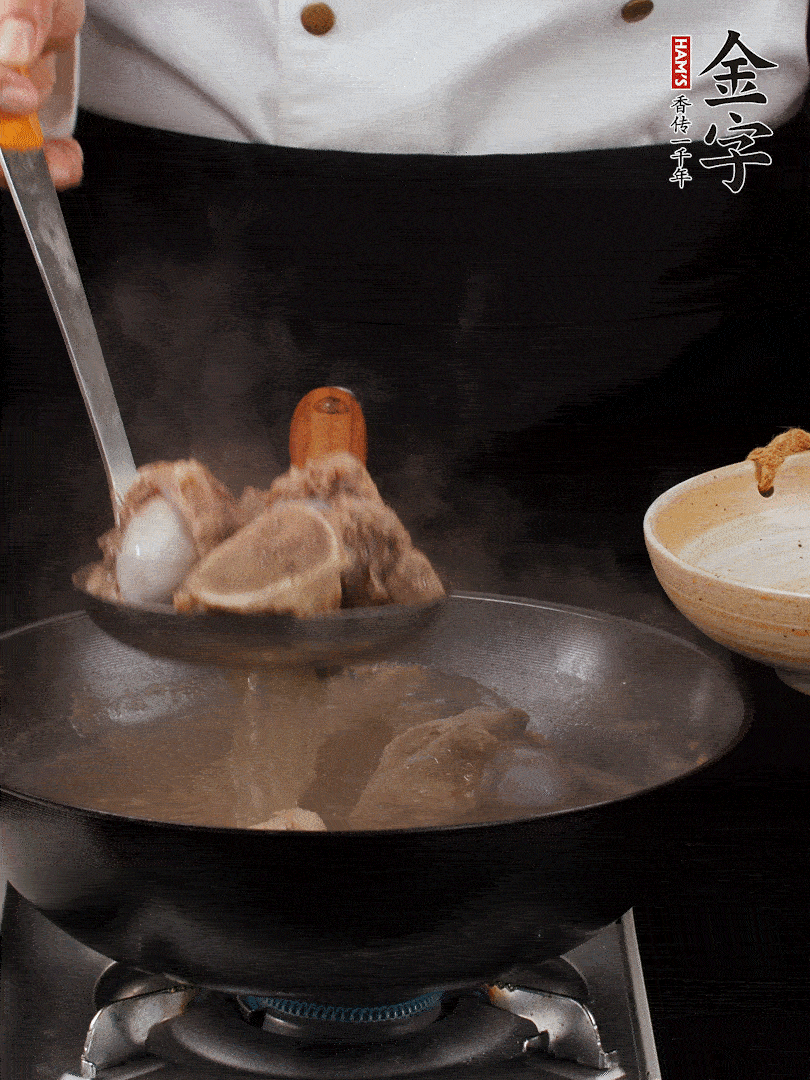 大筒骨清水浸泡30分鐘，中途換水2-3次。冷水下鍋，加姜片、料酒焯水，撇去浮沫。