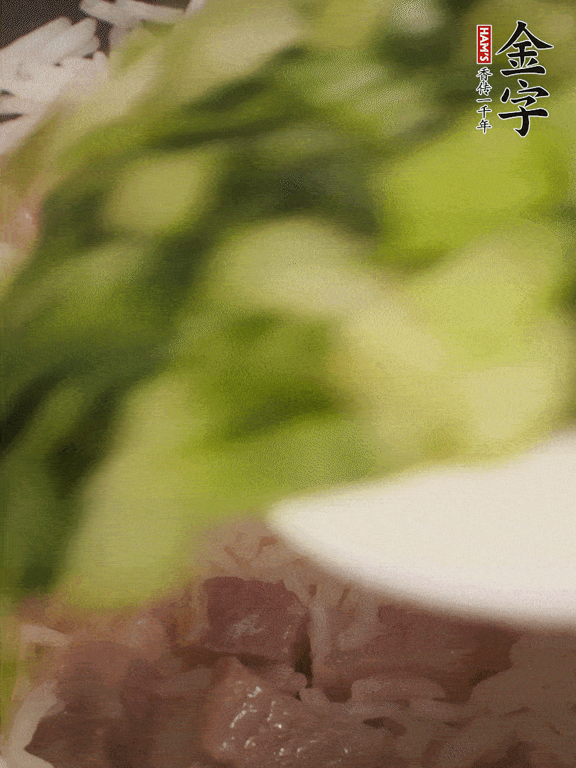 將燜煮好的米飯，倒入炒熟的蔬菜中，翻炒均勻鍆繼續(xù)燜煮5分鐘