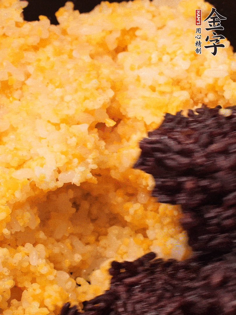 混合小米、紫米煮熟，加豬油攪拌均勻（紫米分開(kāi)煮在攪拌）