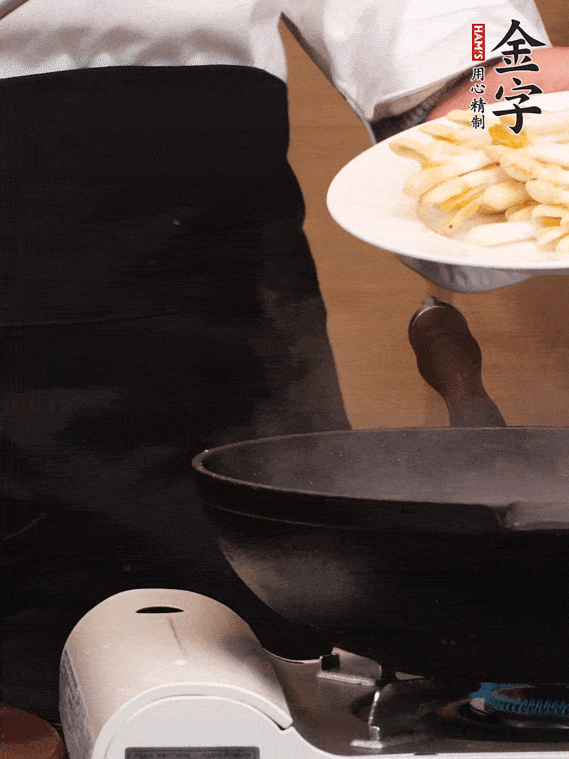 鍋中少許油，下花生芽