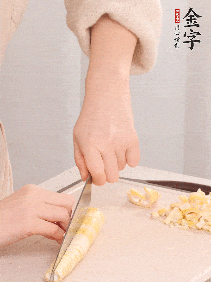 春筍去皮切小塊，焯水2分鐘左右