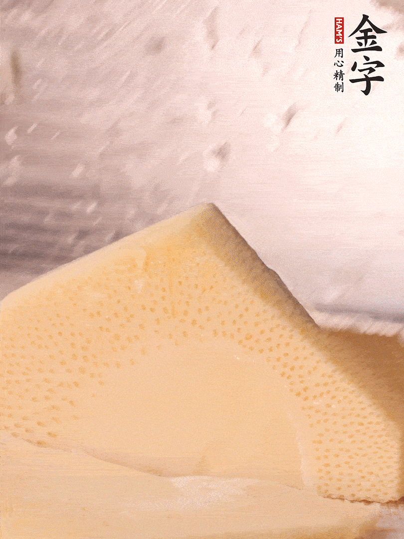 冬筍處理干凈，切滾刀塊，開水焯燙去除澀味