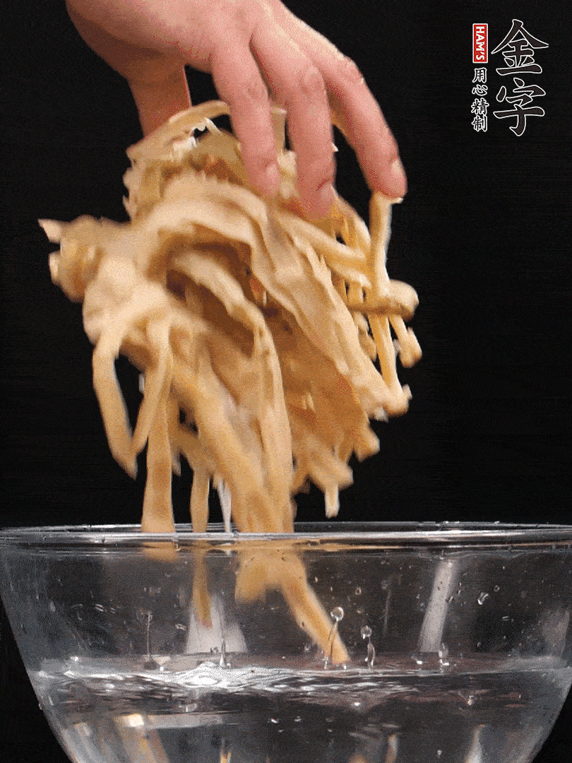 天目山筍干1把，清洗表面鹽分，用手撕成長條