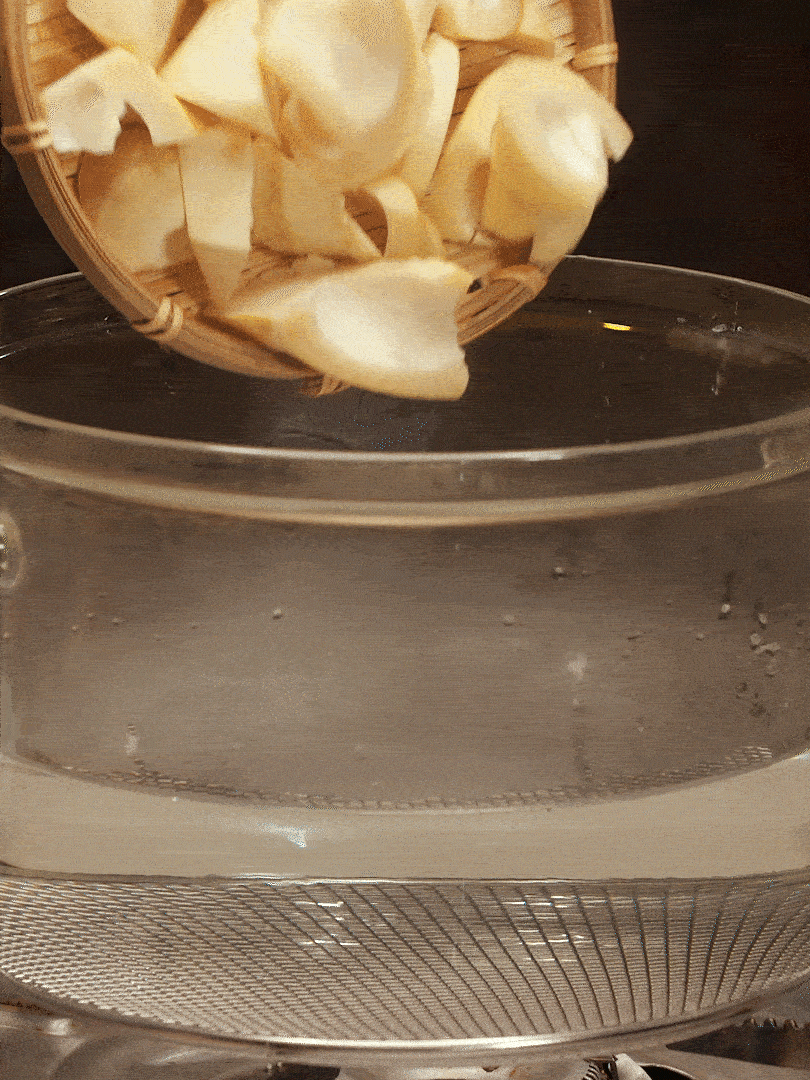 春筍切塊，焯水去除澀味