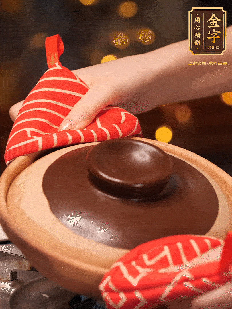 想要有嘎嘣脆鍋巴的關(guān)鍵（傾斜砂鍋，讓每個(gè)側(cè)邊都均勻加熱一分鐘）