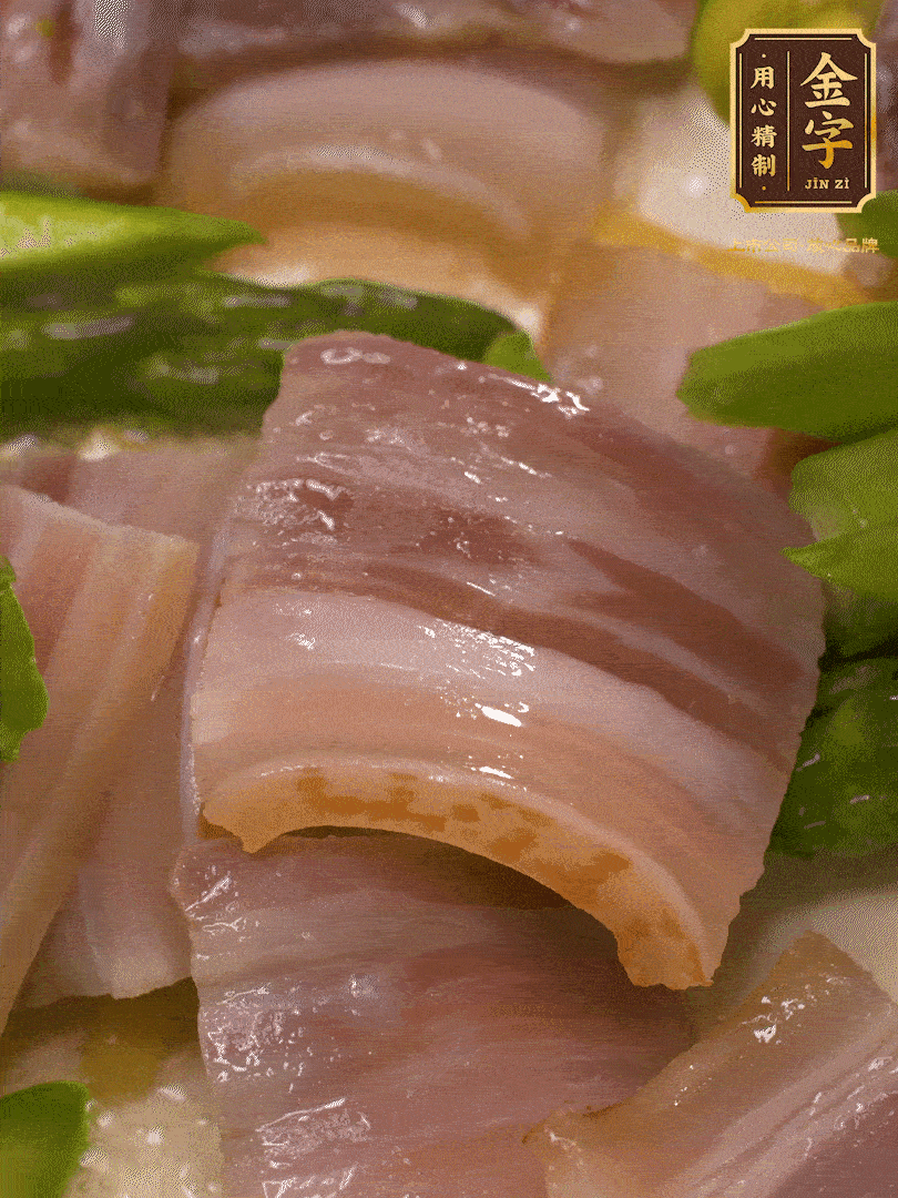 依次下蠶豆、蘆筍、白蘑菇翻炒均勻