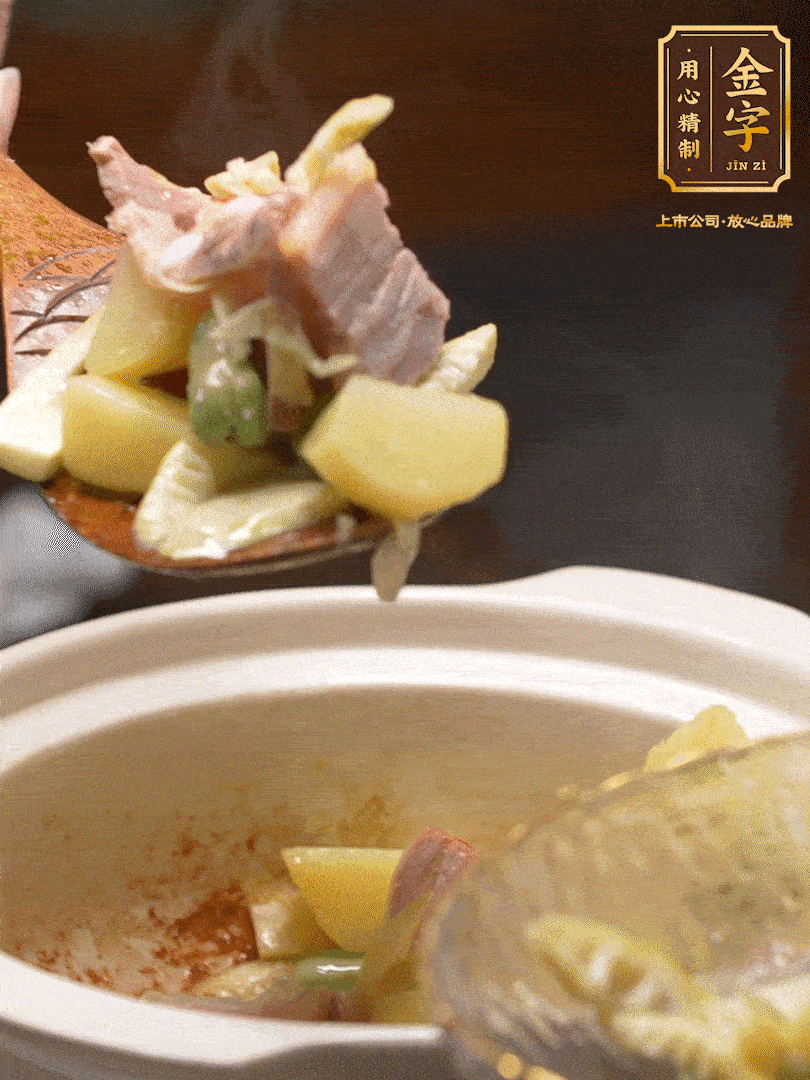 煸出咸肉脂香，再下筍丁、蠶豆。呈出