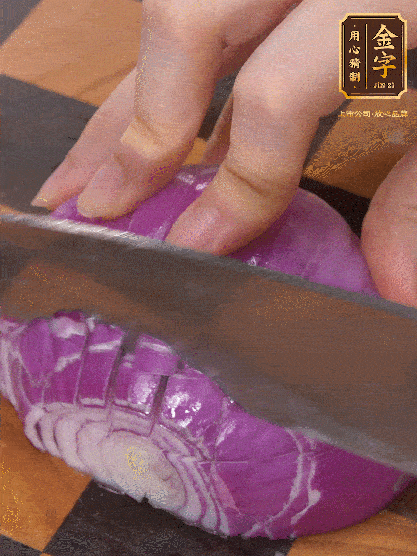 洋蔥切碎、土豆切丁