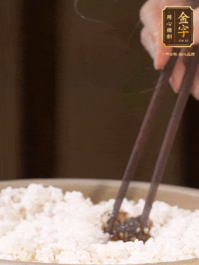 糯米淘洗干凈，浸泡4小時(shí)，控干水分后，加鹽、糖、老抽調(diào)味調(diào)色