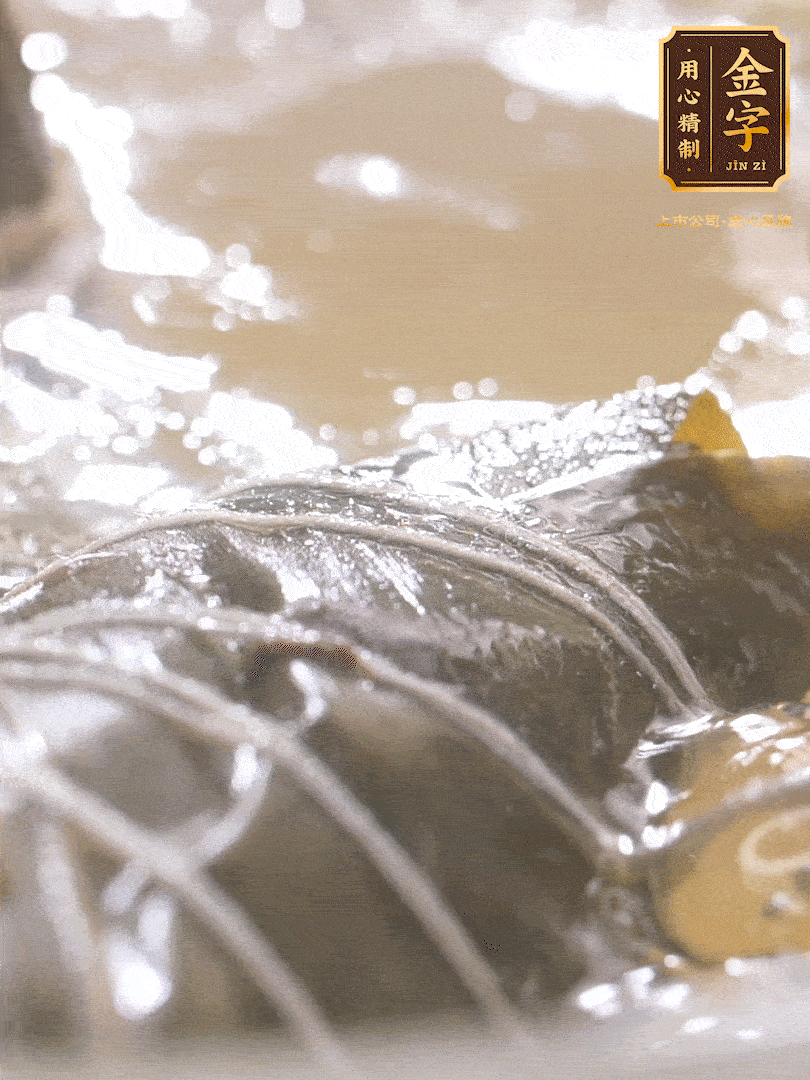 大火煮開(kāi)，轉(zhuǎn)中小火煮2h，燜2-3h。