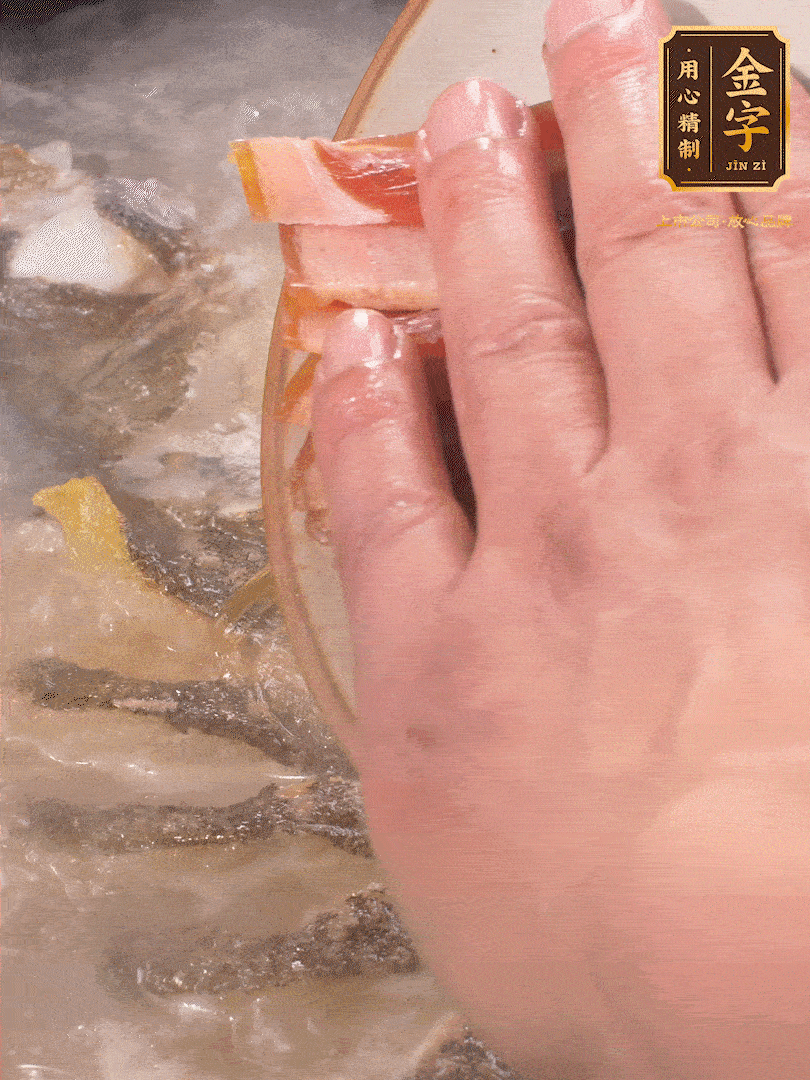 將煎好的魚，倒入三大碗開水。大火煮開后放入1個蔥結、2片姜片和1勺料酒和火腿片