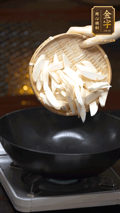 油至5成熱，下茭白塊翻炒，慢慢煎炒至表面微微焦黃
