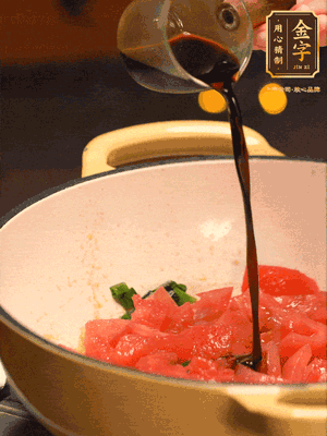 調(diào)味：1勺蠔油、1勺生抽、2轉(zhuǎn)胡椒粉和2勺番茄醬倒入400ml開水，燒至湯汁濃厚