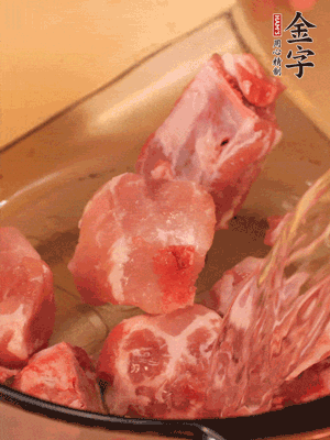 排骨冷水下鍋，加料酒、姜片，煮開綽水