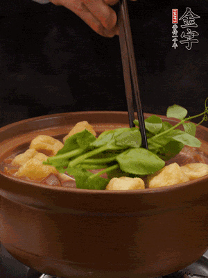 加筒骨煲的經(jīng)典配菜：金字土香腸、油豆腐、千張蓋上蓋子燜一會兒，耐心等候10分鐘。