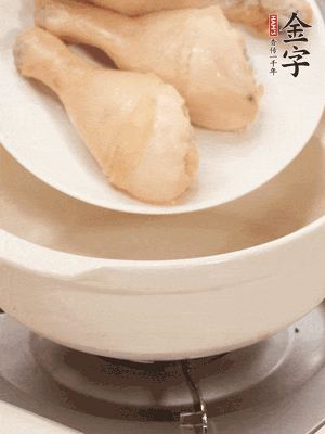 雞腿、火腿、干貝、蒜頭放入砂鍋內(nèi)燉1小時(shí)