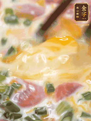 三個全蛋中加適量牛奶、鹽、黑胡椒粉、臘腸、蔥花攪拌均勻