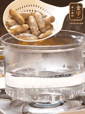煮一鍋沸水，下蟶子汆燙30秒，撈出浸入冰水，取出蟶子肉
