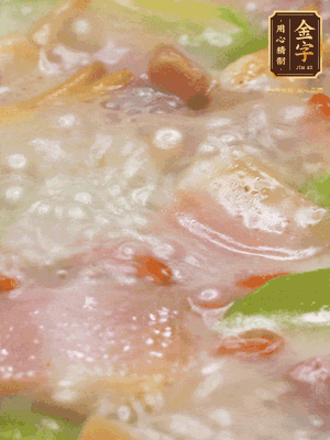 最后下蟶子，一點(diǎn)白胡椒調(diào)味，煮到白色湯汁出來。撒點(diǎn)枸杞點(diǎn)綴