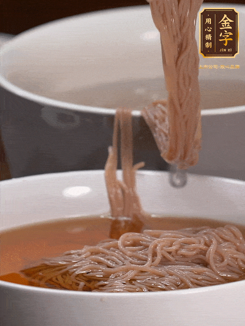 蘋果醋，一點(diǎn)鹽、糖、醬油，兌入涼白開水調(diào)成簡(jiǎn)易冷面湯，放水箱冷藏