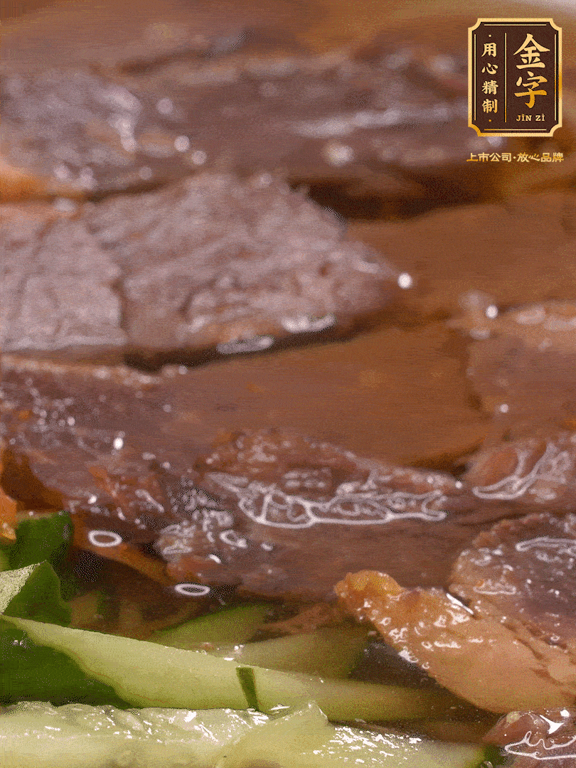 養(yǎng)麥冷面，涼水中清洗浸泡5分鐘，沸水中煮3分鐘，涼水漂洗沖涼