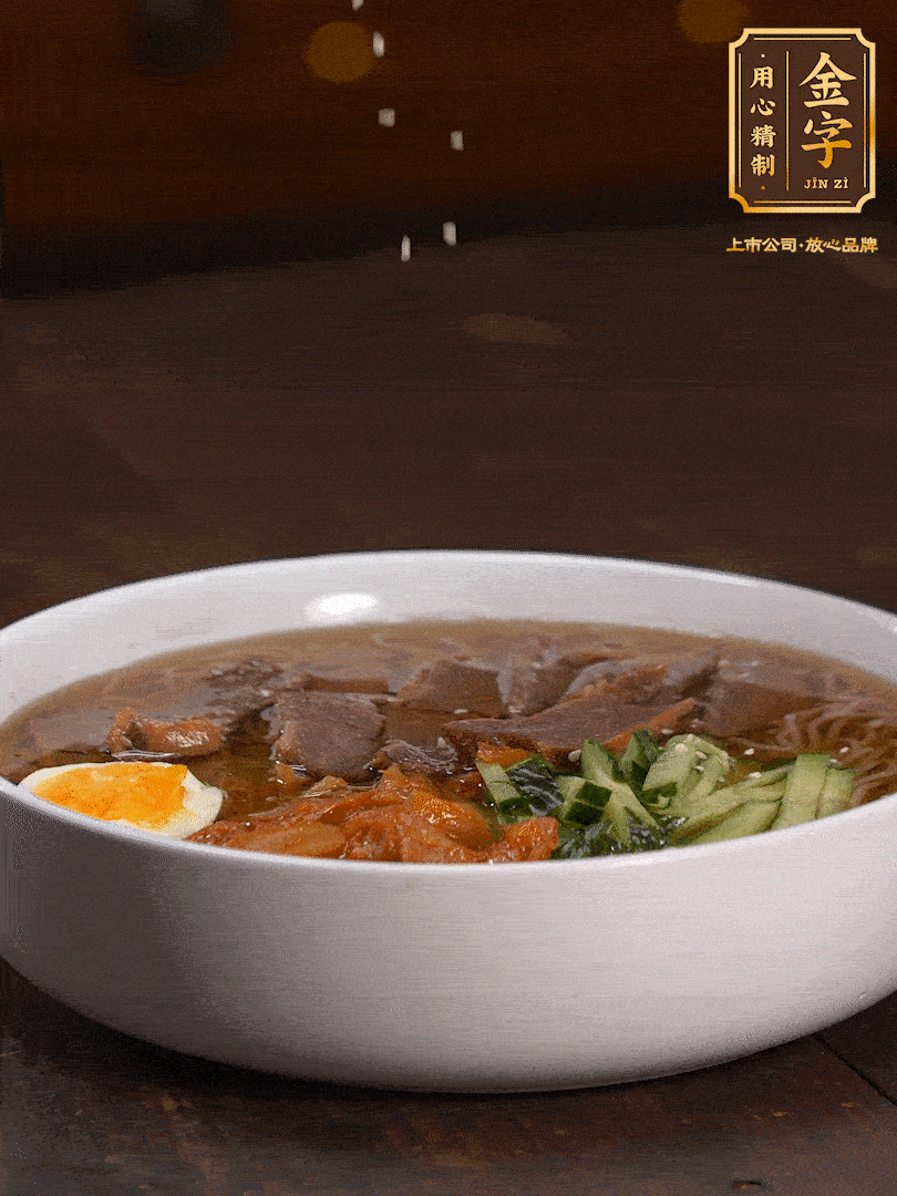 放入冰涼的冷面湯碼上黃瓜絲、泡菜、牛肉、雞蛋，撒點(diǎn)白芝麻