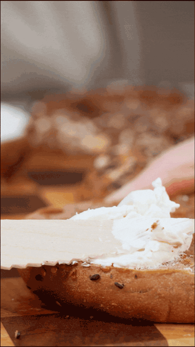 貝果在烤箱中180度復(fù)烤5分鐘，涂上芝士