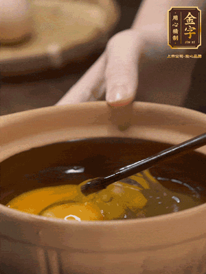 雞蛋打入砂鍋，充分打勻，1.5倍的溫水加一勺鹽，倒入蛋液中，攪拌均勻后用勺子舀去表面浮沫