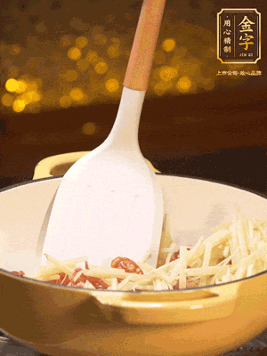 再放嫩姜絲，翻炒出姜絲的辣味