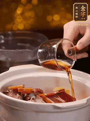 羊排、火腿、姜片一起入砂鍋，大火煮到沸騰