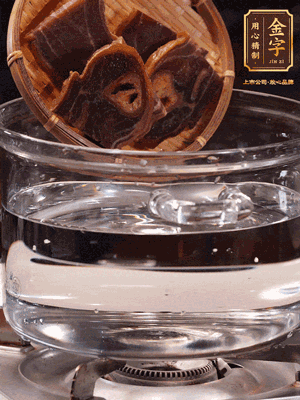 火腿蹄片，冷水下鍋，加蔥姜、料酒焯水