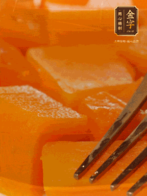 南瓜去皮，一半切塊備用，一半切塊蒸熟，碾成泥