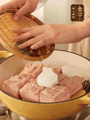 五花肉皮朝下，桂皮、八角、香葉、冰糖、生抽、花雕酒