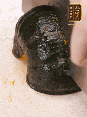 貝貝南瓜去皮，切成小塊。姜切絲