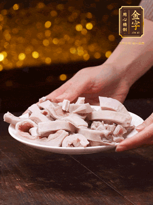 豬肚冷水下鍋，姜蔥料酒去腥，水開煮5分鐘，撈出，切小塊。