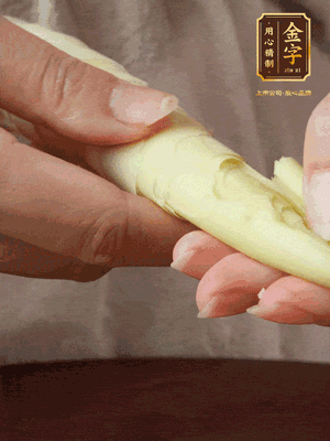 春筍沿著外皮豎著淺劃一刀，剝下外殼，切掉尾部的老根，切滾刀塊。（這個時候的春筍最為鮮嫩脆爽，不需要焯水去除澀味）