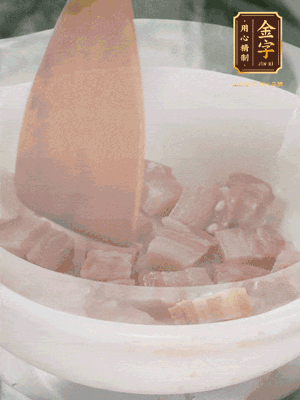 砂鍋內(nèi)咸肉微微煸出香味，再倒入開水。放排骨滾開后轉(zhuǎn)中小火篤30分鐘。（水盡量一次加足，以免中途加水沖淡鮮味。這一步是湯底濃白的關(guān)鍵）