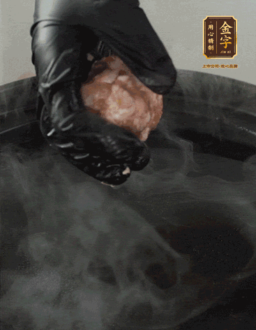 獅子頭摔打至圓潤(rùn)牢固，等水煮開(kāi)后，放獅子頭