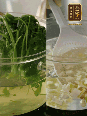 春筍切丁焯水；薺菜加鹽焯水，過涼水后切成細(xì)末
