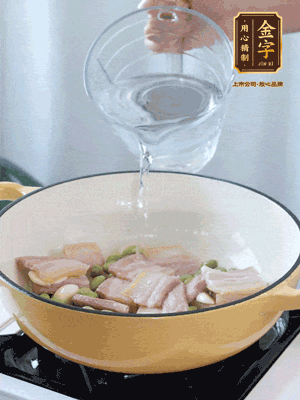 倒入熱水，加絲瓜、腐竹