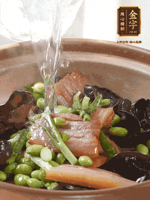 轉(zhuǎn)入砂鍋，加入開水、百葉結(jié)燉煮10分鐘