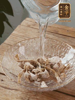 筍干提前泡發(fā)1晚切段，冬瓜去皮切塊。