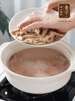 再下筍干段，加水、少許黃酒中火燉煮15分鐘。