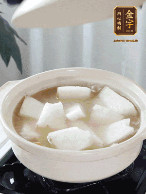 最后下冬瓜繼續(xù)燉煮10分鐘，撒上蔥花點(diǎn)綴。