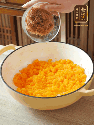 加火腿絲拌均，分成37g一個餡料，冷凍30分鐘