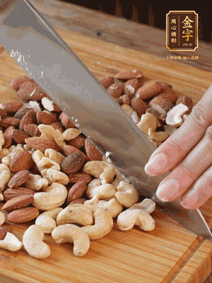 熟堅(jiān)果切成大顆粒，加入杏仁片、白芝麻、火腿絲、熟糯米粉、玫瑰花醬、花生油、水怡攪拌均勻，捏成52g一個(gè)的小球