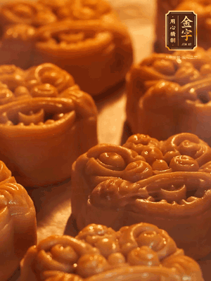 表面噴上水，烤箱預(yù)熱至190℃，170℃烤10分鐘