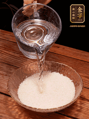 大米提前浸泡30分鐘。干香菇泡發(fā)切成條；蝦米提前浸泡2小時