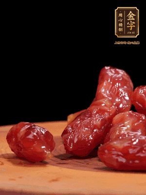 金字粒腸，一半切成片，一半保留整顆